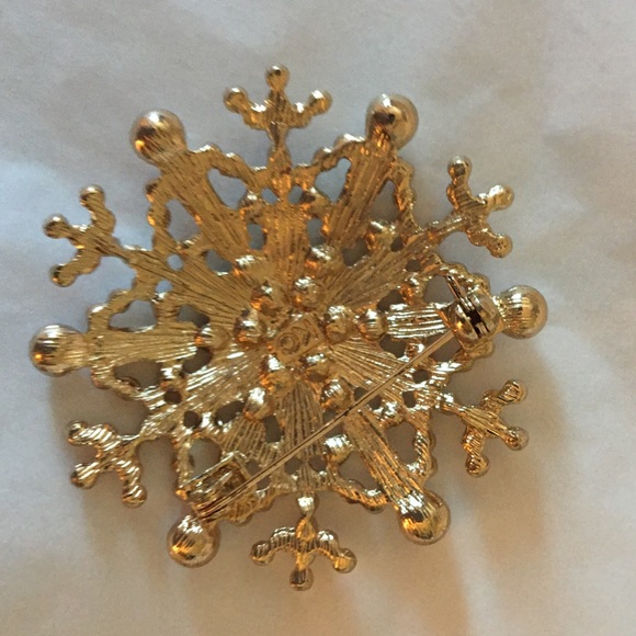 Snowflake Brooch - Picture 3 of 3